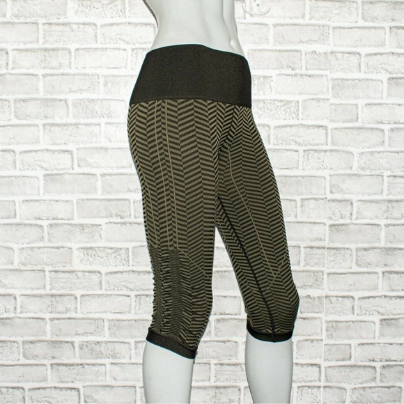 Women's Lululemon In The Flow Crop II Fatigue Green Black Chevron - Picture 14 of 15
